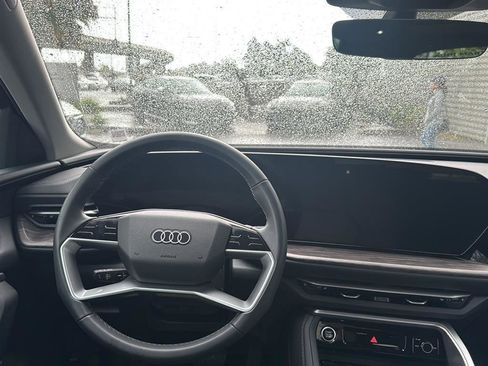 Used 2025 Audi Q5 Premium w/ Convenience Package image 10