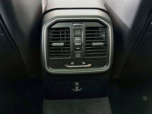 Used 2025 Porsche Macan AWD/4WD image 27