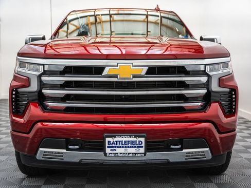 Used 2024 Chevrolet Silverado 1500 High Country w/ Technology Package AWD/4WD image 2