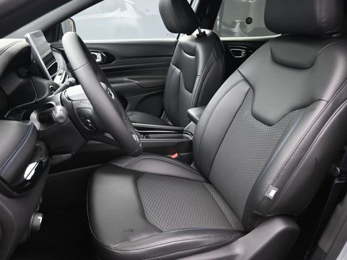 New 2026 Jeep Compass Latitude image 14