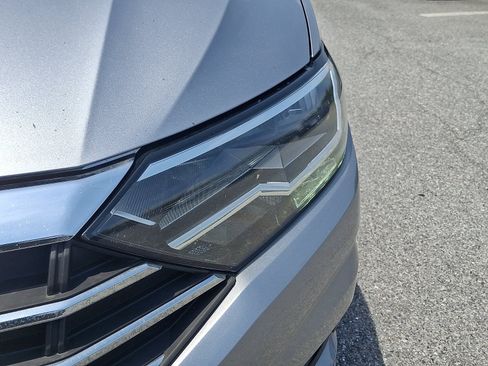 Used 2020 Volkswagen Jetta SE w/ SE Cold Weather Package FWD image 9