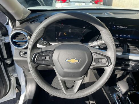 Used 2025 Chevrolet Trax LT image 27