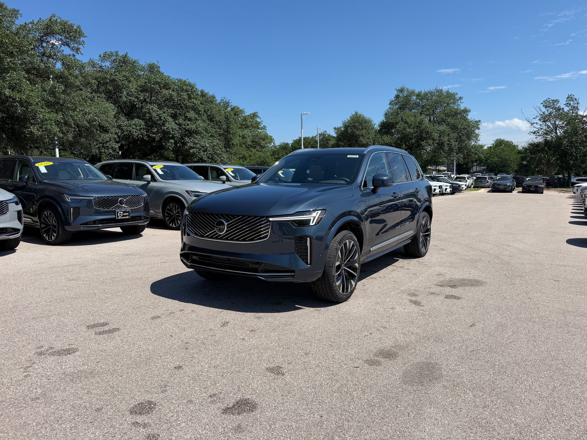 New 2026 Volvo XC90 T8 Plus w/ Protection Package Premier AWD/4WD image 2
