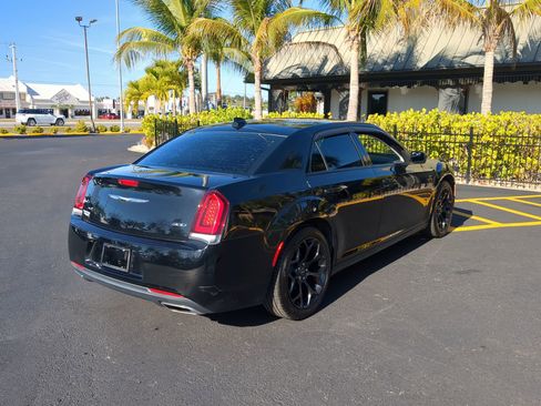 Used 2019 Chrysler 300 Touring w/ Sport Appearance Package image 6