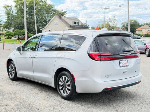 Used 2022 Chrysler Pacifica Touring-L FWD image 6