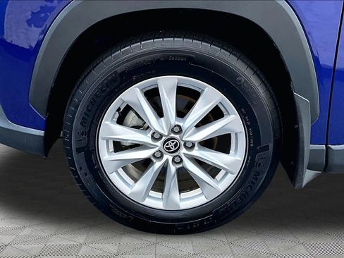 Used 2025 Toyota Corolla Cross LE FWD image 11