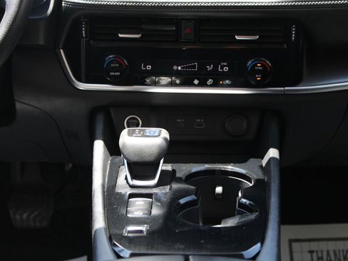 Used 2022 Nissan Rogue SV FWD image 25