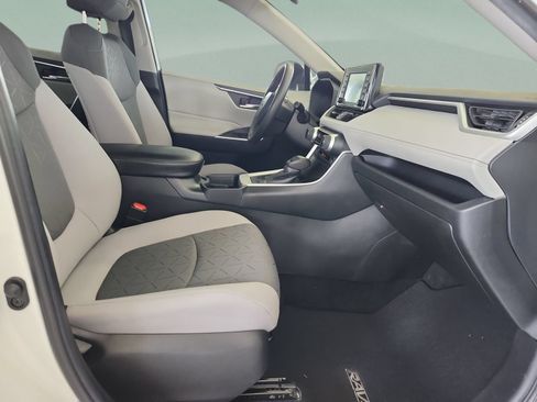 Used 2021 Toyota RAV4 XLE FWD image 19