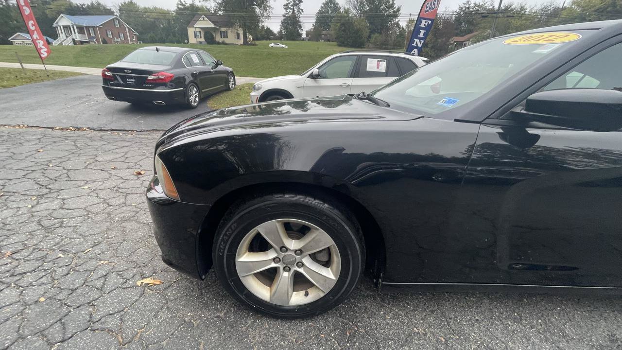 Used 2012 Dodge Charger SE RWD image 2