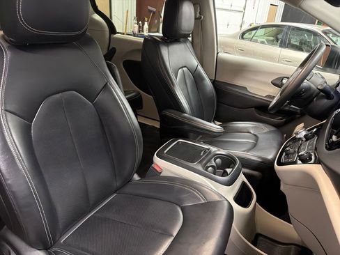 Used 2023 Chrysler Pacifica Touring-L image 24