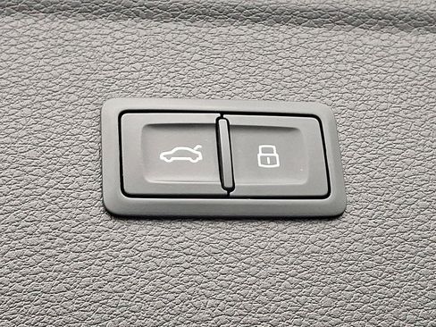 Used 2020 Audi Q5 e Prestige w/ Prestige Package image 30