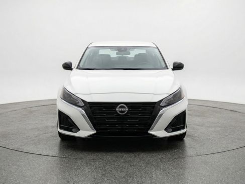 Used 2025 Nissan Altima 2.5 SV FWD image 2