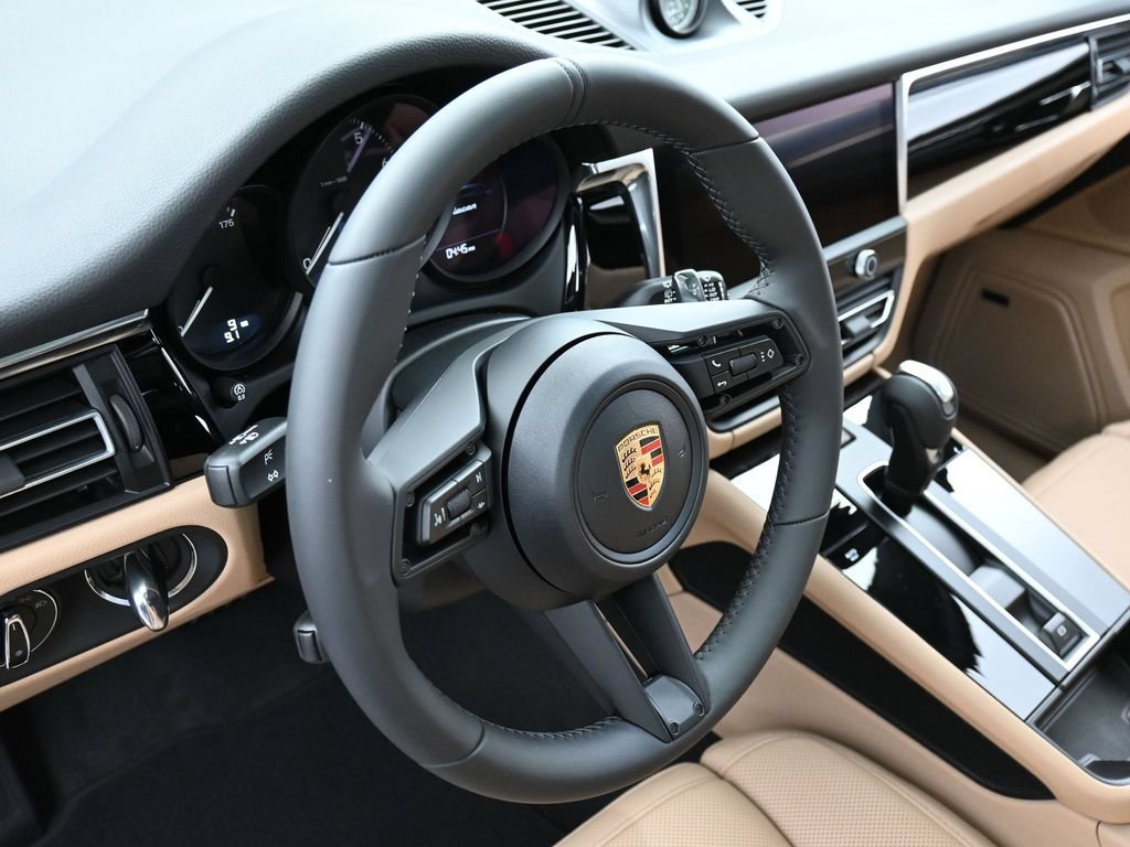 Certified 2026 Porsche Macan AWD/4WD image 17
