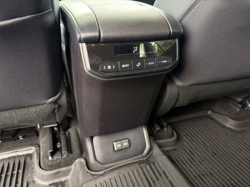 Used 2023 Toyota Highlander L FWD image 33