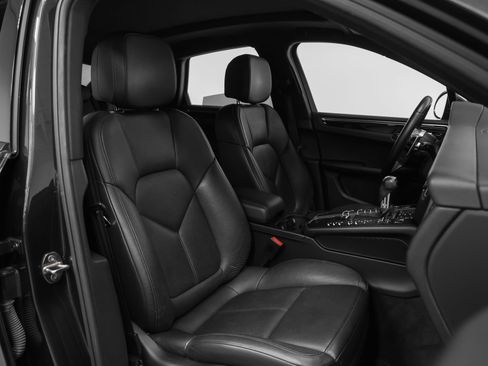 Certified 2017 Porsche Macan AWD/4WD image 19