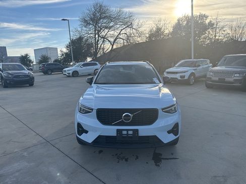 Certified 2025 Volvo XC40 B5 Plus image 2