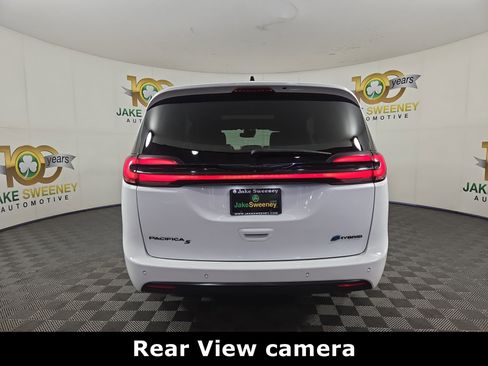 Used 2024 Chrysler Pacifica Premium FWD image 7