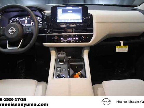 New 2025 Nissan Pathfinder SL image 13