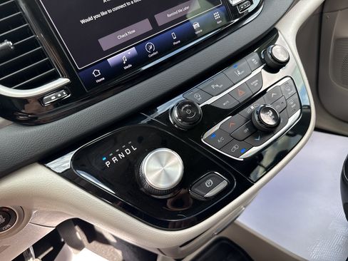 Used 2023 Chrysler Pacifica Touring-L FWD image 33