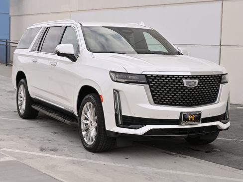 Used 2022 Cadillac Escalade ESV Luxury AWD/4WD image 9