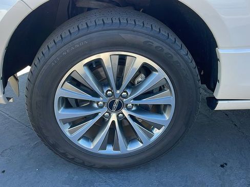 Used 2017 Lincoln Navigator Select image 10