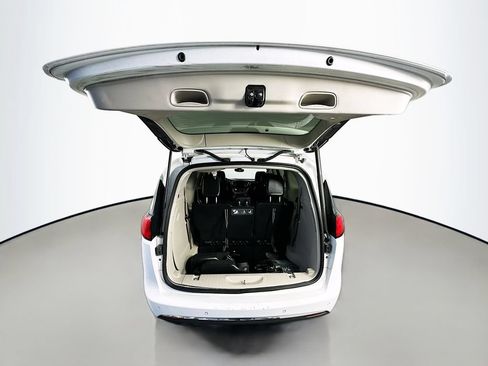 Used 2018 Chrysler Pacifica Touring-L FWD image 27