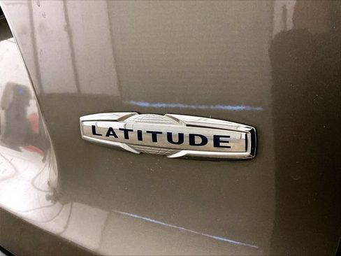 Used 2019 Jeep Cherokee Latitude w/ Cold Weather Group AWD/4WD image 13