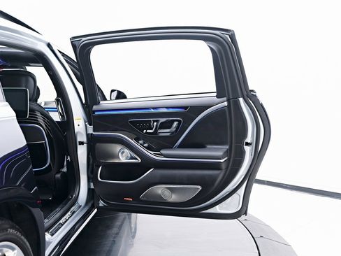 Used 2025 Mercedes-Benz Maybach S 580 4MATIC image 36