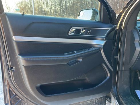 Used 2016 Ford Explorer XLT w/ Equipment Group 202A image 12