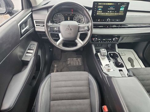 Used 2025 Mitsubishi Outlander SE image 11