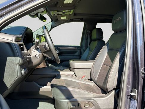 Used 2023 Chevrolet Suburban High Country AWD/4WD image 15
