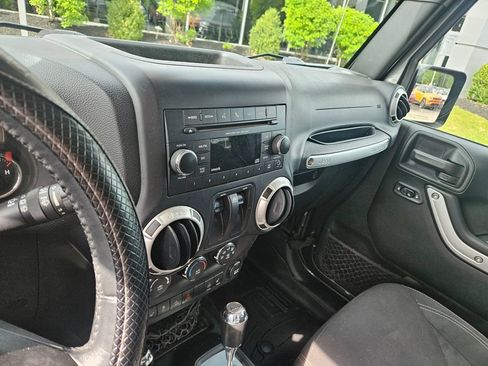 Used 2017 Jeep Wrangler Sahara w/ Connectivity Group AWD/4WD image 10