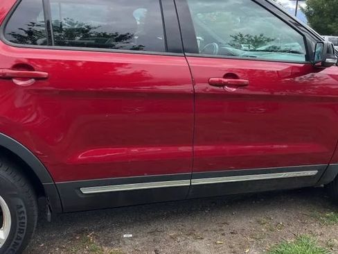 Used 2017 Ford Explorer XLT w/ Equipment Group 202A AWD/4WD image 13