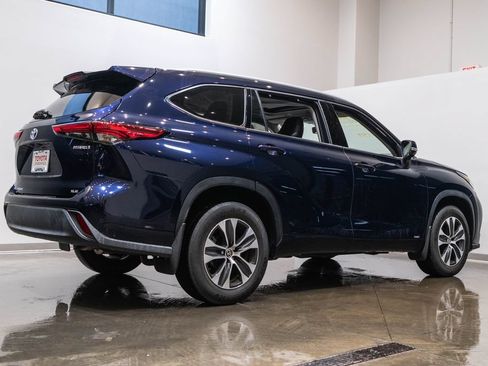 Used 2022 Toyota Highlander XLE AWD/4WD image 9