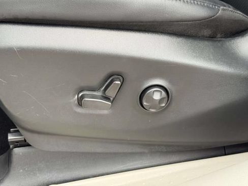 Used 2024 Chrysler Pacifica Touring-L FWD image 12