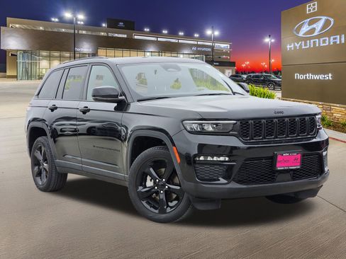 Used 2024 Jeep Grand Cherokee Limited w/ Black Appearance Package RWD image 3