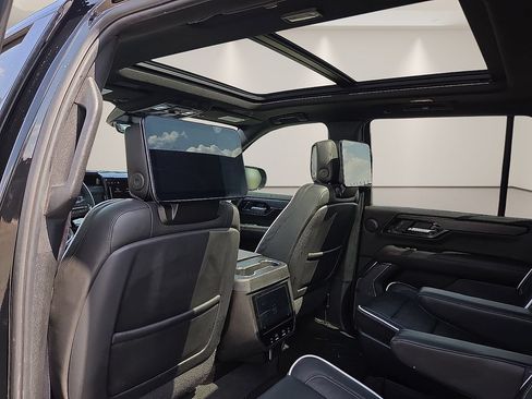 Used 2025 GMC Yukon AT4 Ultimate AWD/4WD image 12
