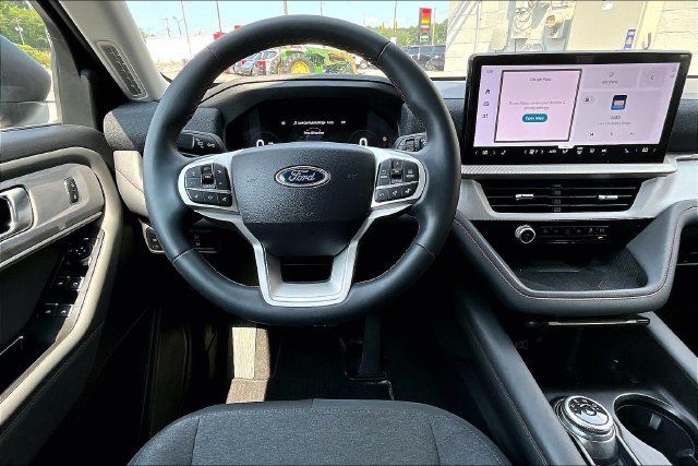 Used 2025 Ford Explorer Active AWD/4WD image 5