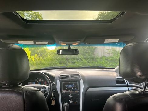 Used 2015 Ford Explorer XLT w/ Equipment Group 202A AWD/4WD image 19