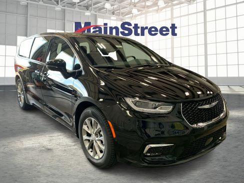 New 2026 Chrysler Pacifica Limited image 7