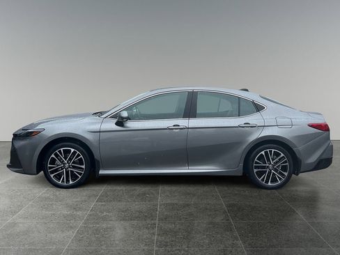 Used 2025 Toyota Camry XLE AWD/4WD image 4