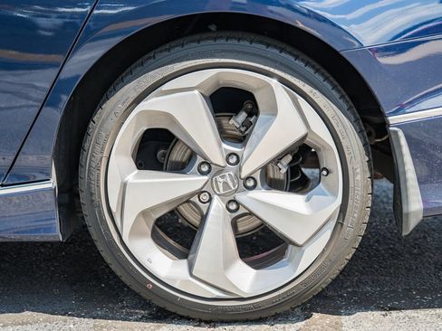 Used 2018 Honda Accord Touring image 18