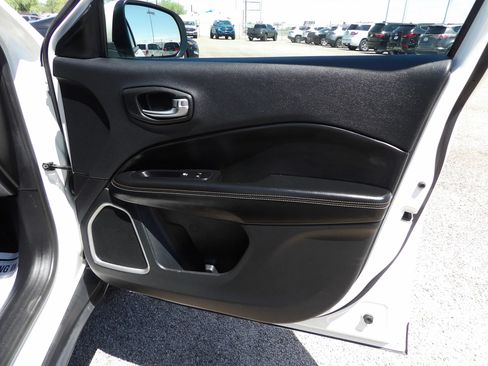 Used 2020 Jeep Compass Latitude FWD image 15