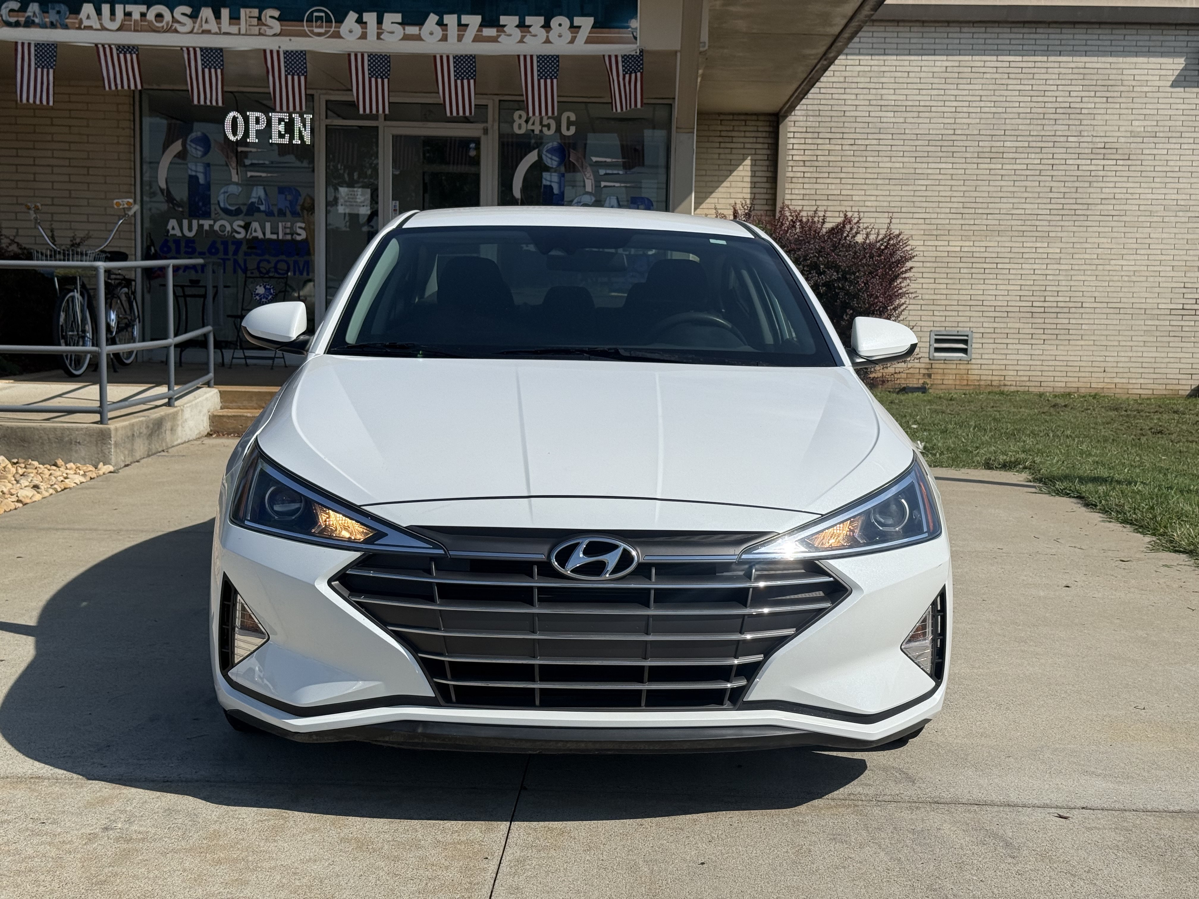 Used 2020 Hyundai Elantra SE w/ Cargo Package (C1) FWD image 2