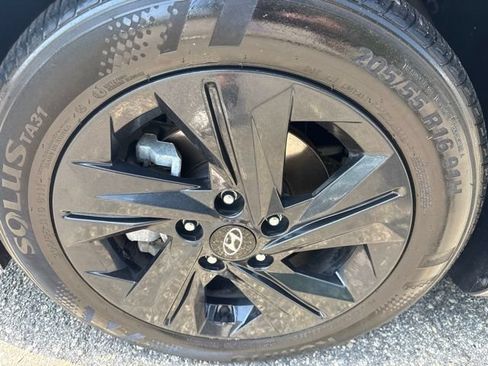 Used 2023 Hyundai Elantra SEL w/ Preferred Accessory Package FWD image 12