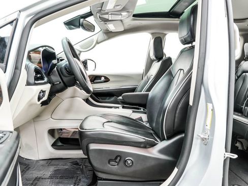 Used 2023 Chrysler Pacifica Limited FWD image 16