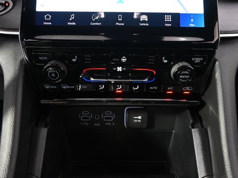 Used 2025 Jeep Grand Cherokee Limited w/ Black Appearance Package AWD/4WD image 31