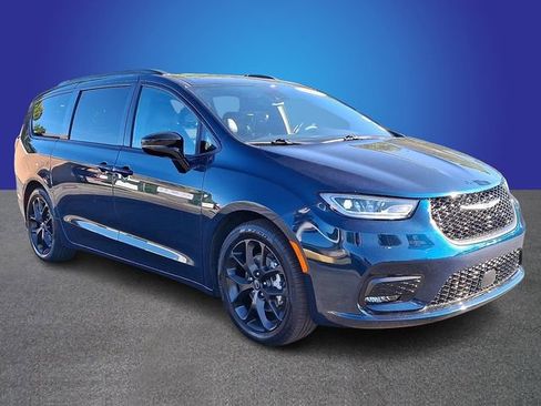 Used 2025 Chrysler Pacifica Limited FWD image 3