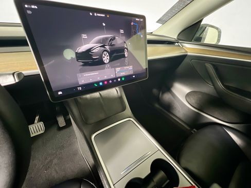 Used 2024 Tesla Model Y 2WD image 25