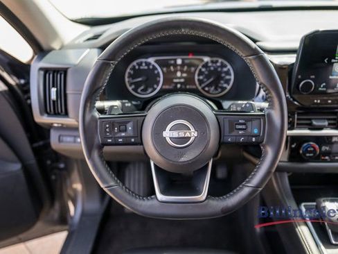 Used 2025 Nissan Pathfinder SL image 12